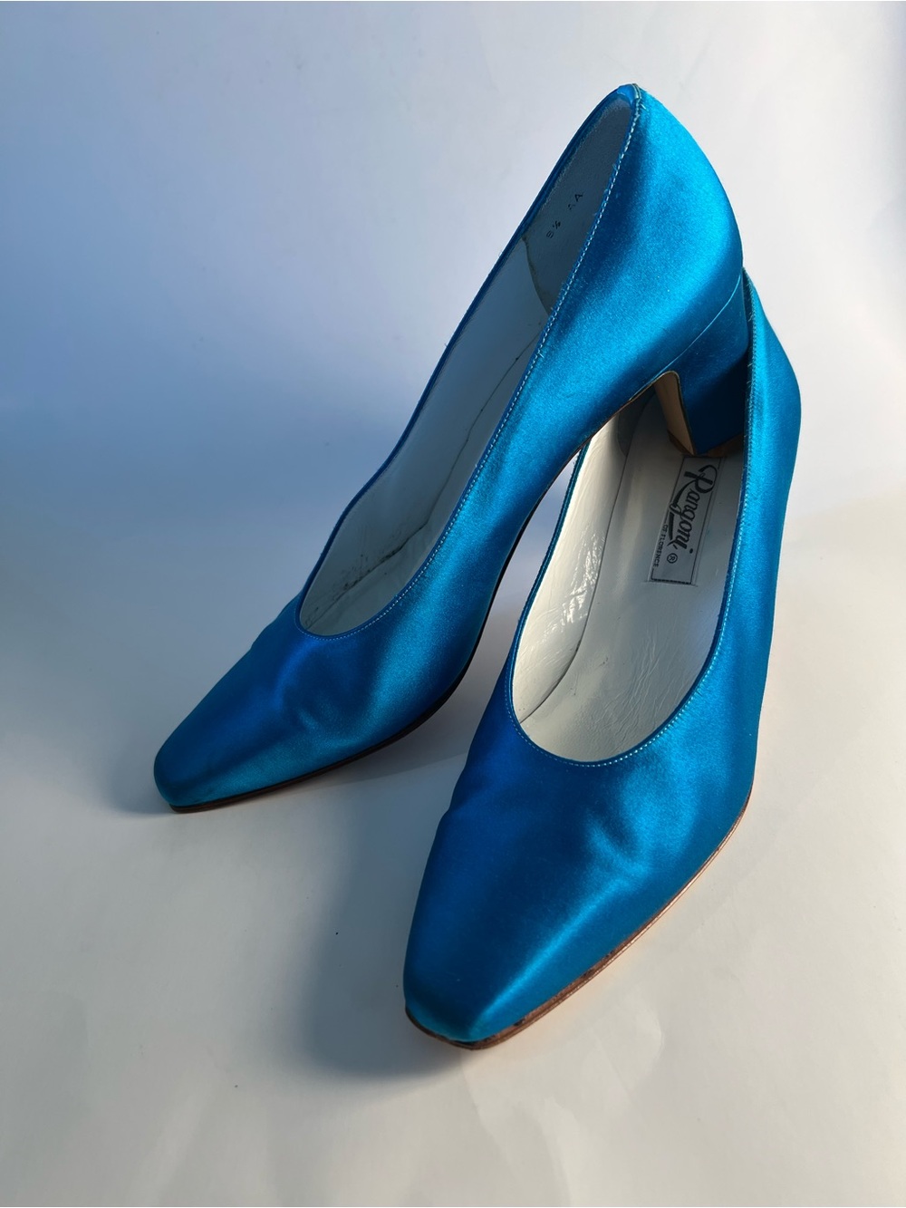 Vintage Rangoni of Florence heels in a beautiful bright metallic cobalt blue.